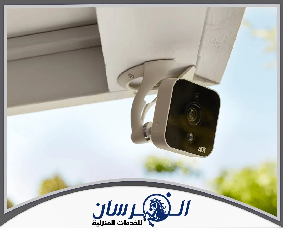 تركيب كاميرات مراقبة الرياض 0574301418 الفرسان يقوم الفني في شركة الفرسان بتركيب كاميرات مراقبة عالية الجودة لضمان أمان المنزل والمكتب.