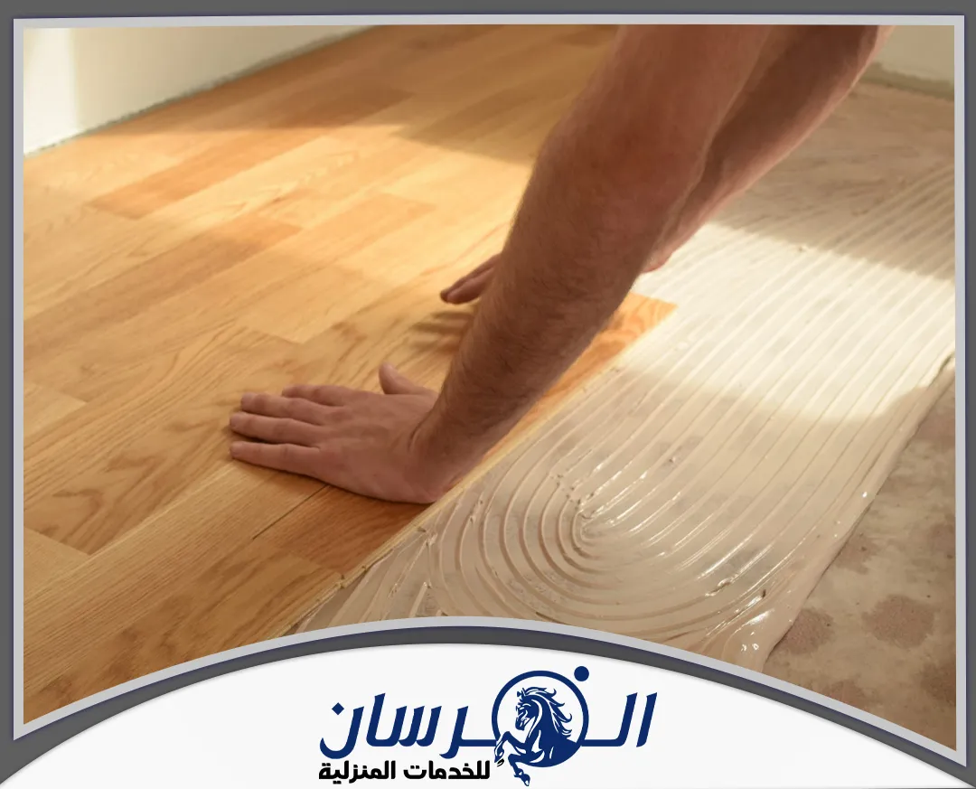 شركة تركيب الباركيه على الجدران بالرياض 0574301418 الفرسان يقوم الفني بتثبيت الباركية وفق معايير احترافية لتأمين سطح أملس وطويل الأمد.