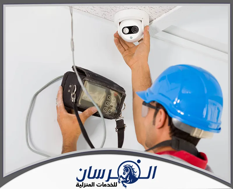 صيانة وتركيب كاميرات المراقبة 0574301418 الفرسان يقوم الفني بتركيب أنظمة مراقبة متكاملة لضمان أمان الممتلكات وسهولة الوصول إلى التسجيلات.