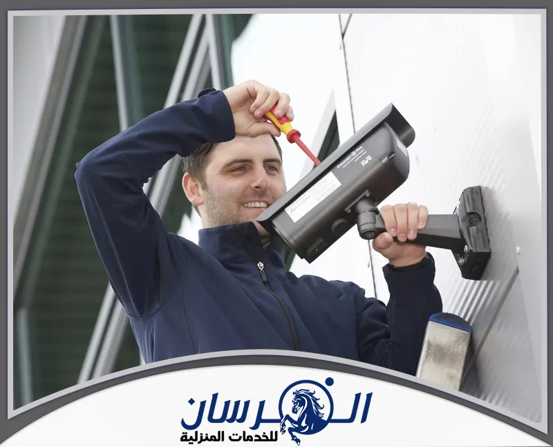 تصليح كاميرات المراقبة بالرياض 0574301418 الفرسان ينفذ الفني تركيب الكاميرات بعناية، مع ضبطها لتقديم أفضل رؤية ليلاً ونهارًا.
