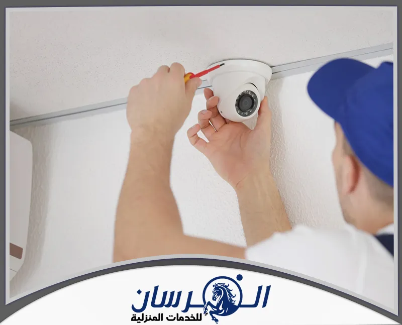 تركيب كاميرات مراقبة منزلية والفلل السكنية بالدمام 0574301418 الفرسان يقوم الفني بتركيب كاميرات المراقبة بدقة لضمان مراقبة شاملة وحماية كاملة للمكان.