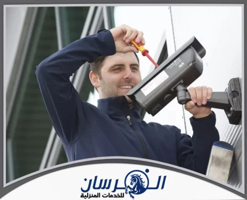 أفضل شركة تركيب كاميرات بضرما 0574301418 شركة الفرسان فني تركيب كاميرات مراقبة يضبط كاميرا خارجية لمتابعة المدخل بزاوية واضحة