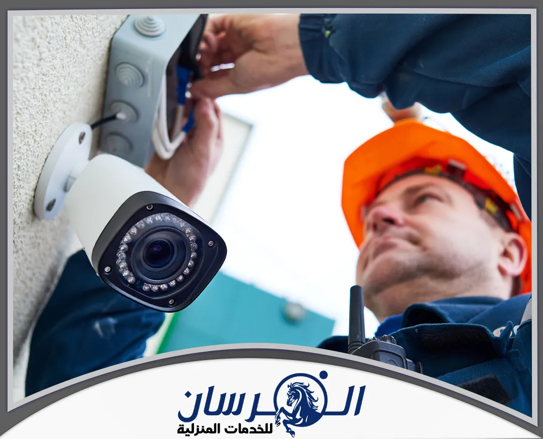 صيانة كاميرا ezviz بالخرج 0574301418 الفرسان يهتم الفني بتوصيل الكاميرات وربطها بالنظام لضمان مراقبة مستمرة وحماية فعالة على مدار اليوم.